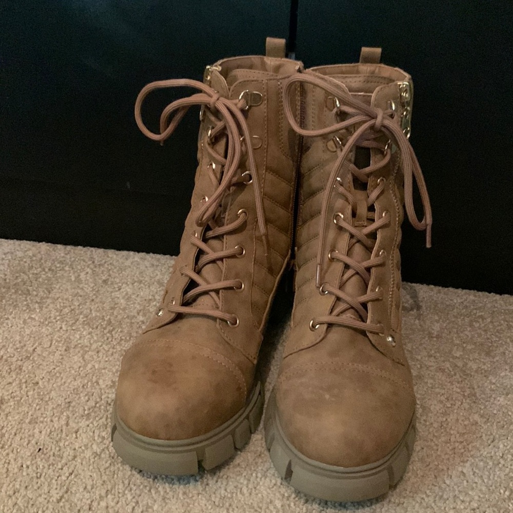 Tan Los Angeles boots (size 9)